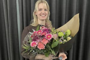 Pige med blomster