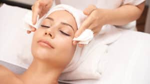 dame der får facial